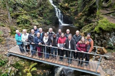 Gruppenbild Initiative Vorderfalkau am Wasserfall Gruppenbild Initiative Vorderfalkau am Wasserfall