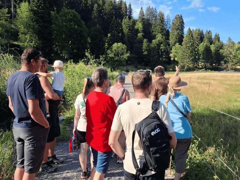 Bürgermeister Johannes Albrecht und eine Gruppe von Interessierten beim gemeinsamen Rundgang in Falkau. Das Bild zeigt Personen beim Ortsteildialog in Falkau